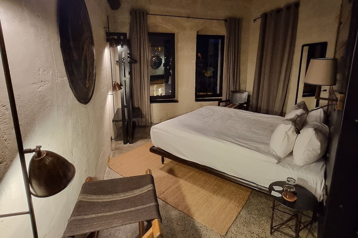 Panoramic dubbelrum - 1 queensize-säng | Sängtillbehör av högsta kvalitet och värdeförvaringsskåp på rummet