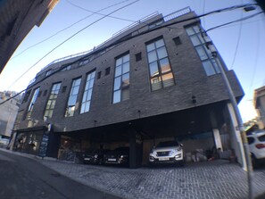 Front of property - Myeongdong Artmonstay Guesthouse (Seoul)