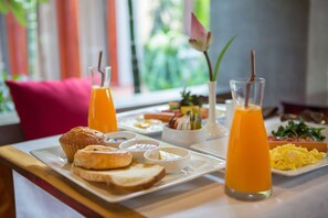 Tägliches inbegriffenes nach Wunsch zubereitetes Frühstück