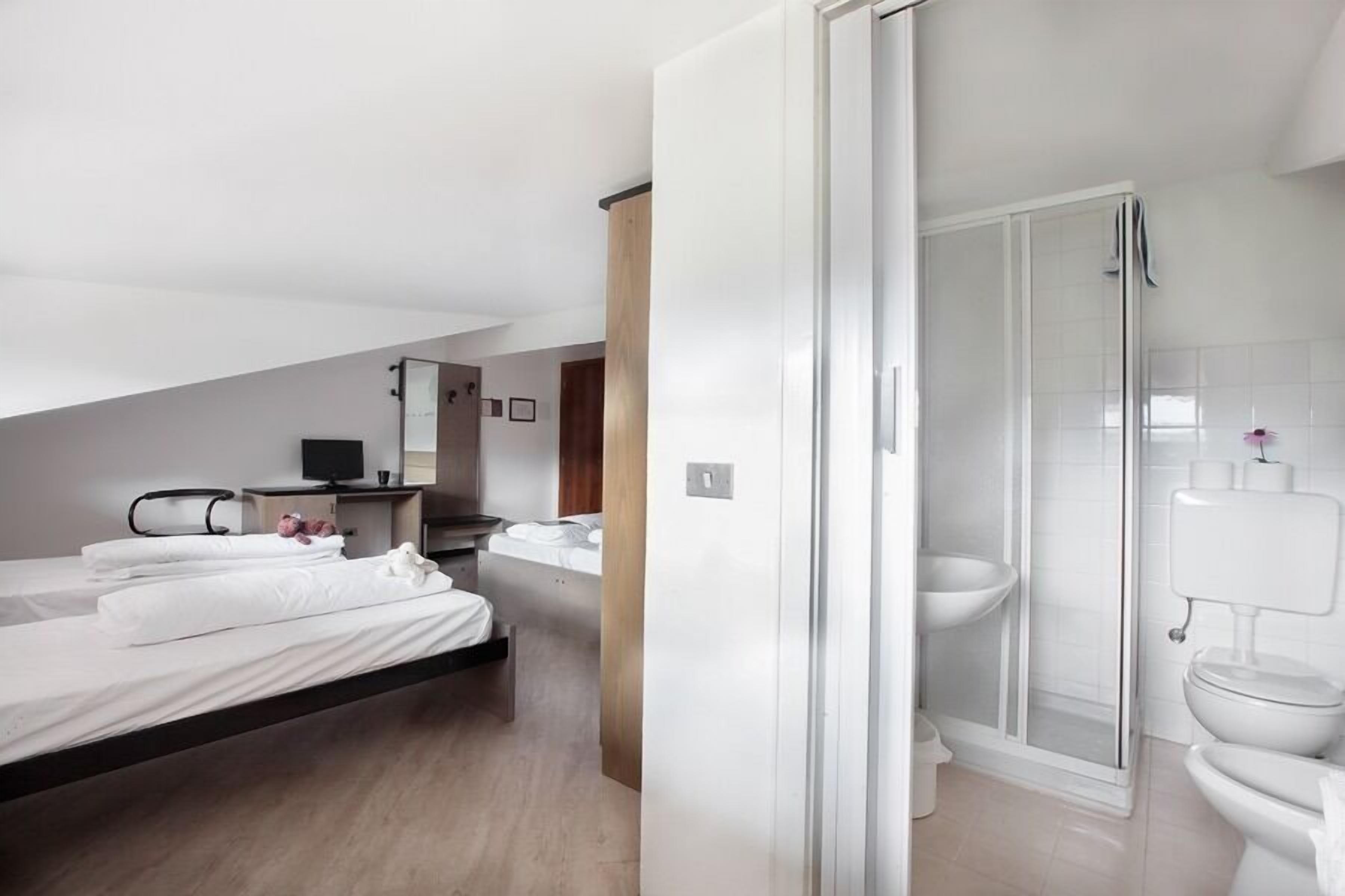 quadruple room | 1 bedroom, minibar, in-room safe, desk