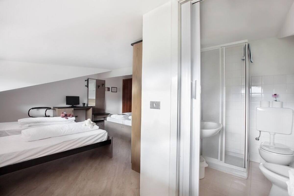 quadruple room | 1 bedroom, minibar, in-room safe, desk