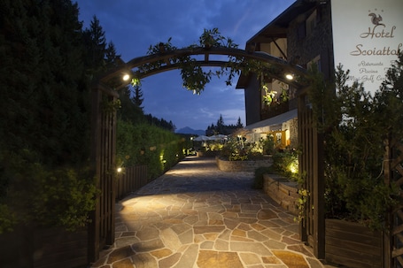 Entrada de la propiedad. Hotel Scoiattolo