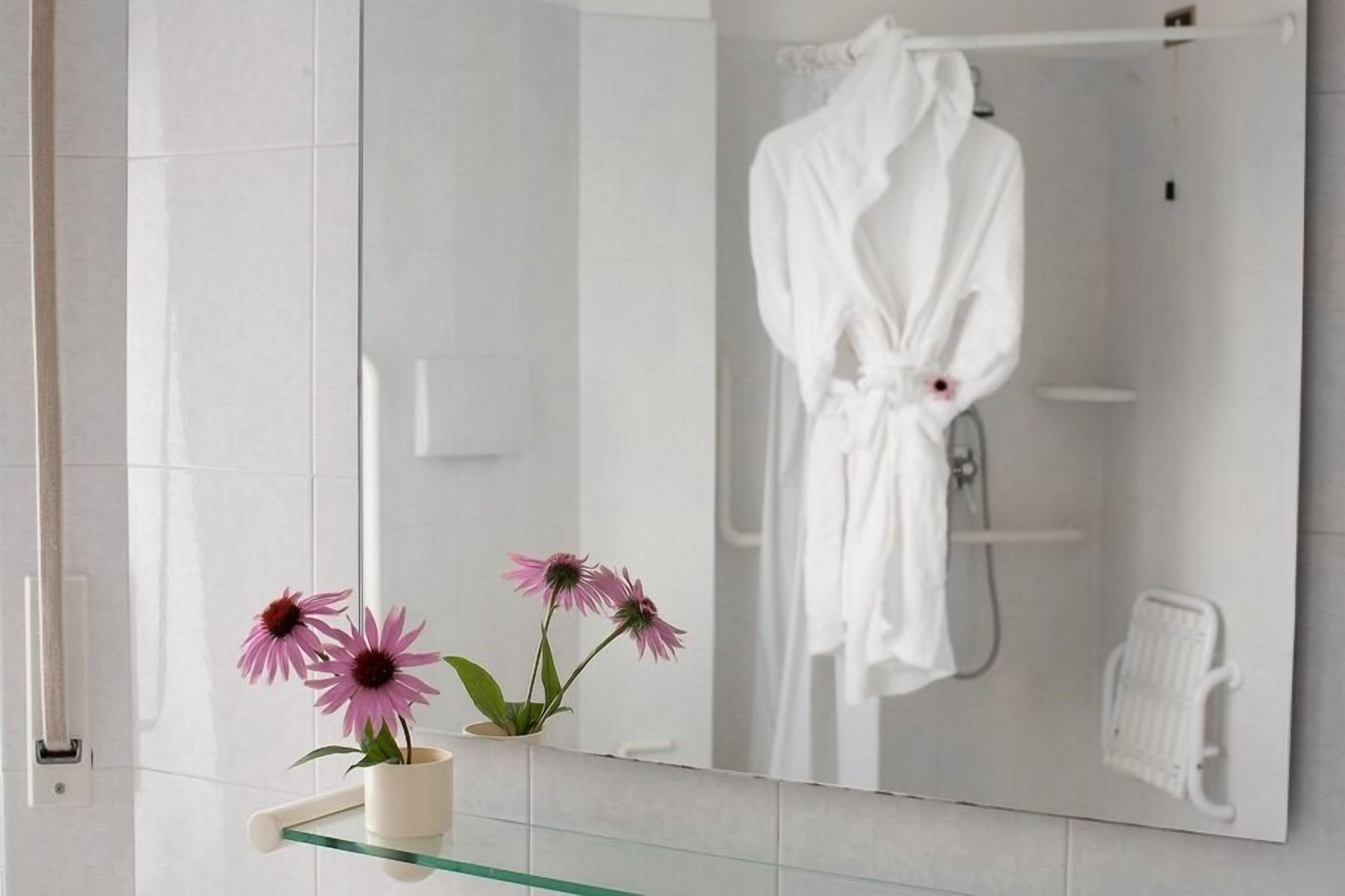 shower, free toiletries, hair dryer, bidet