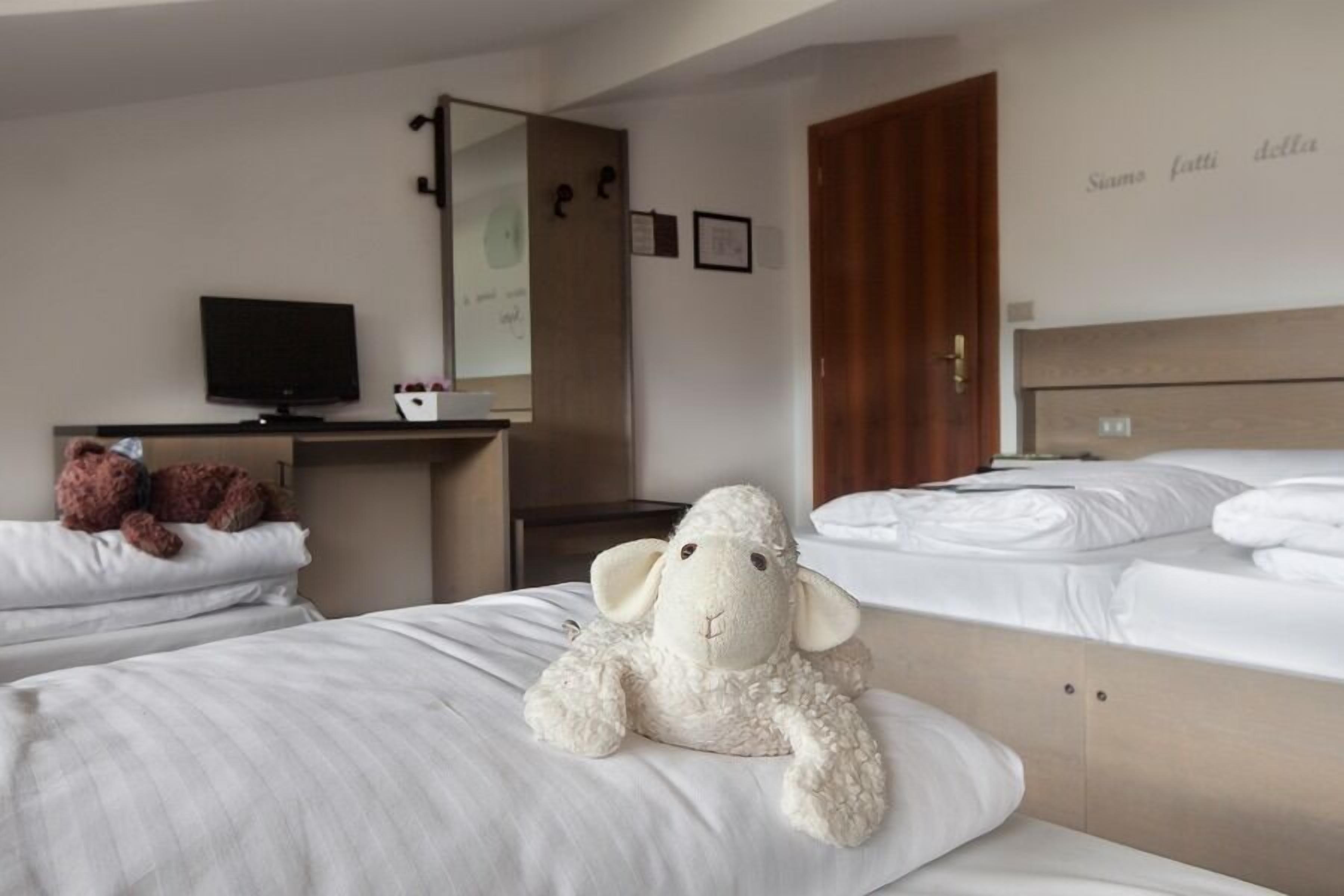 quadruple room | 1 bedroom, minibar, in-room safe, desk