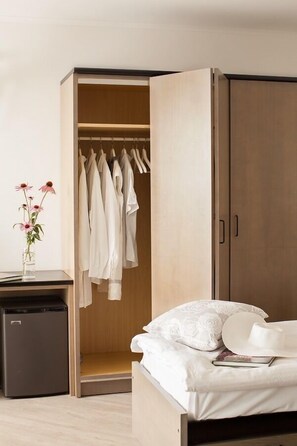 Een minibar, een kluis op de kamer, een bureau, gratis wifi