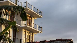 A multi-story building with balconies and a red roof. - Hanthana House (Kandy)