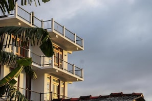 A multi-story building with balconies and a red roof. - Hanthana House (Kandy)