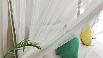 1 bedroom, premium bedding, desk, laptop workspace