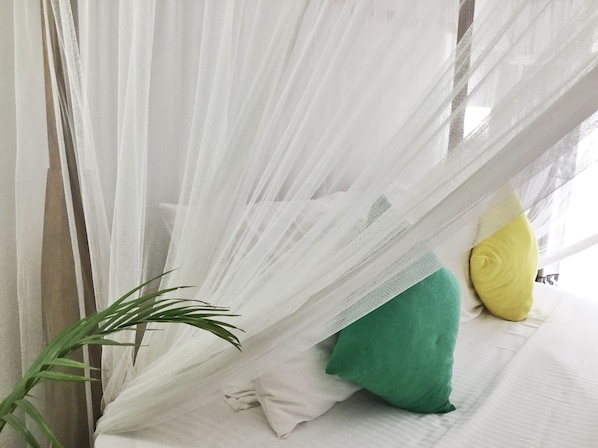 1 bedroom, premium bedding, desk, laptop workspace