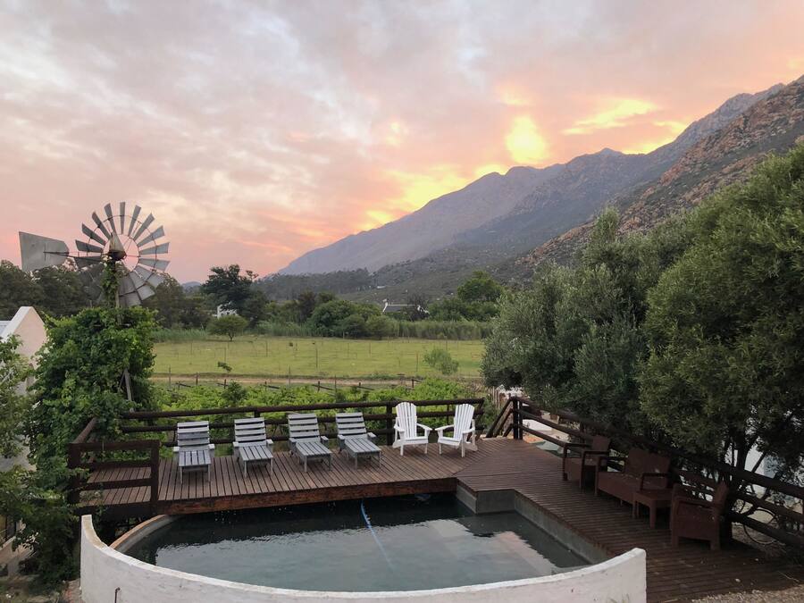 2 utendørsbassenger og solsenger