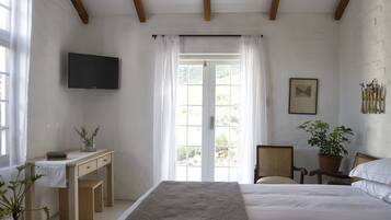 Ropa de cama de alta calidad y caja de seguridad en la habitación