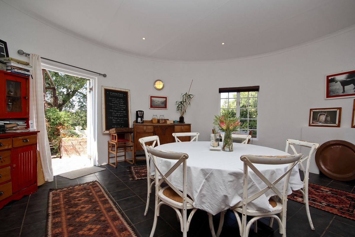 Daily full breakfast (ZAR 110 per person)