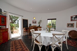 Daily full breakfast (ZAR 110 per person)