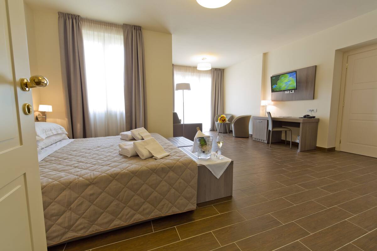 Phòng Suite, 2 phòng ngủ, hiên, quang cảnh sân golf | Minibar, két bảo mật tại phòng, bàn