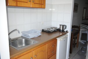 Refrigerador con freezer, cafetera/tetera