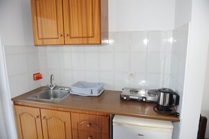 Refrigerador con freezer, cafetera/tetera