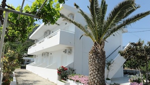 Property grounds - Spring Studios (Kos)