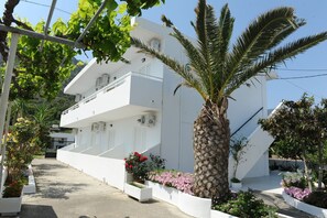 Property grounds - Spring Studios (Kos)