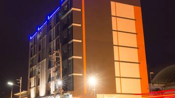 Vista frontal de la propiedad por la tarde o noche