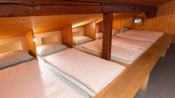 Escritorio, wifi gratis y ropa de cama