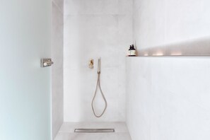 Deluxe Suite | 浴室 | 淋浴設備、免費盥洗用品、吹風機、浴袍