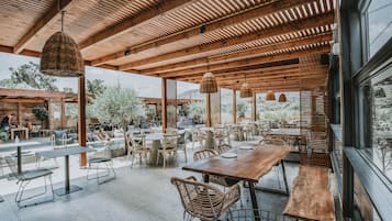 Café da manhã, almoço e jantar; culinária grega