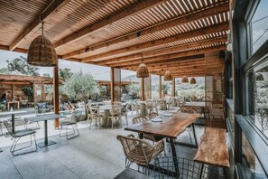 Frokost, lunsj og middag serveres, greske retter