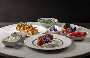 Daily full breakfast (GBP 25 per person)