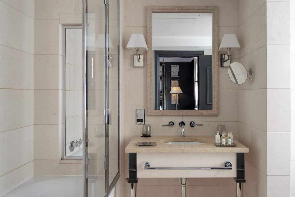 Douche à « effet pluie », articles de toilette de luxe, sèche-cheveux
