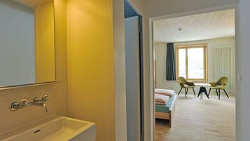 Vierbettzimmer, eigenes Bad | Badezimmer | Dusche, Handtücher