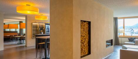 Un interior moderno con comedor, bar y zona de estar.