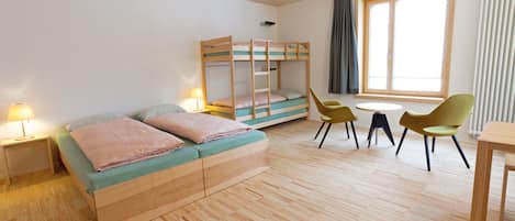 Camera quadrupla, bagno privato | Una cassaforte in camera, Wi-Fi gratuito, lenzuola