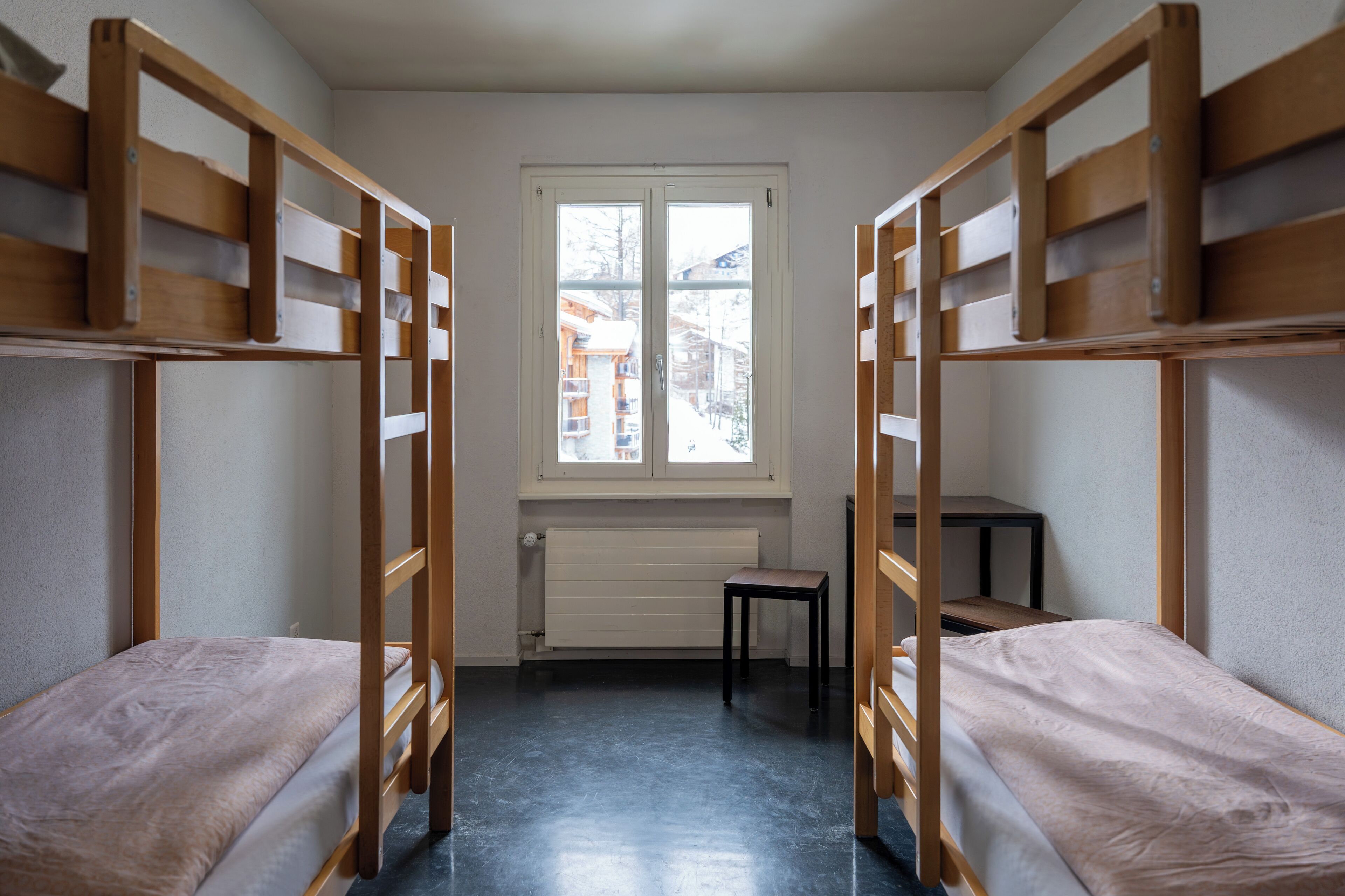 办公桌、免费 WiFi