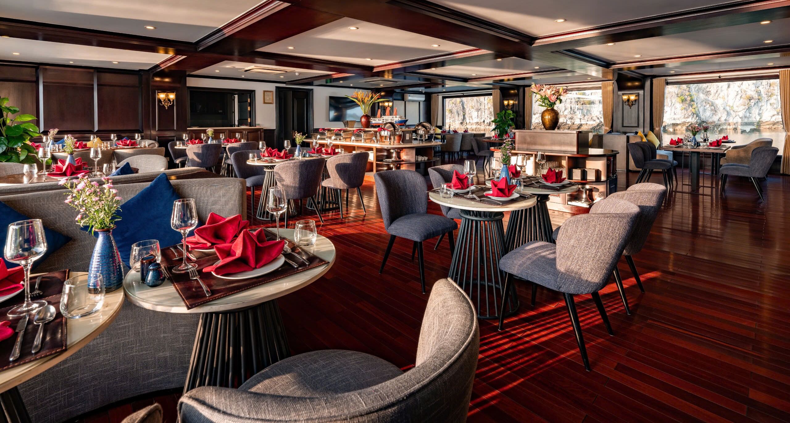 حيث تُقدم وجبات الإفطار، الغداء، الأطباق العالمية، إطلالات على المحيط