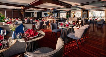 Se sirven desayunos y almuerzos; cocina internacional; con vista al mar