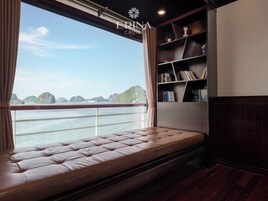 Triple Suite, Balcony | Két b ảo mật tại phòng, bàn, màn/rèm cản sáng 
