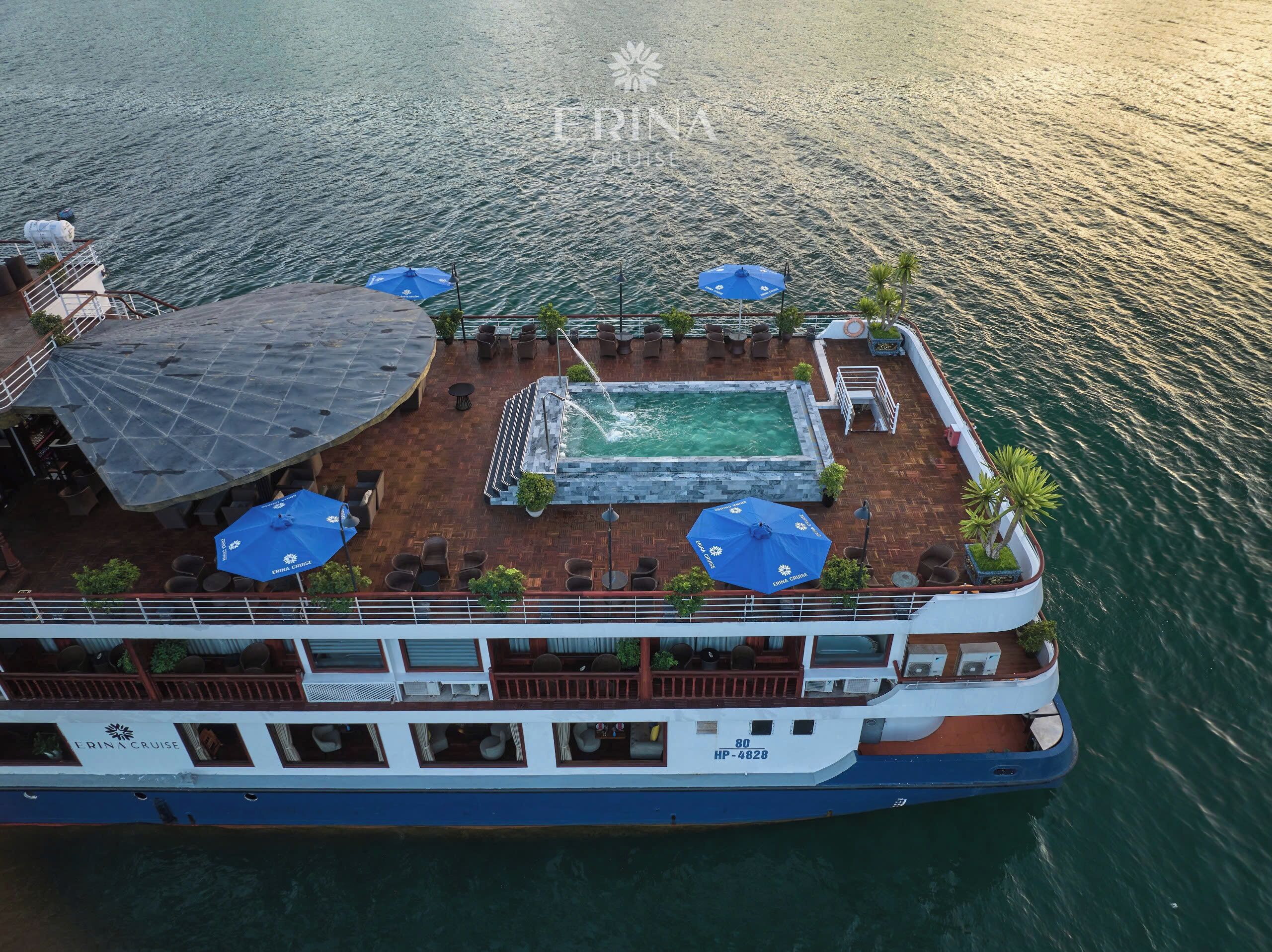 Un crucero con piscina, tumbonas y sombrillas.