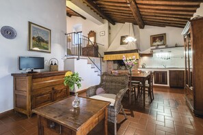 Apartment, 1 Bedroom (16) | Living area | Flat-screen TV - Querceto di Castellina (Castellina in Chianti)