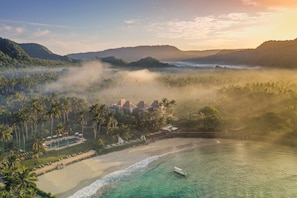 Na praia, massagens na praia, prática de mergulho autônomo