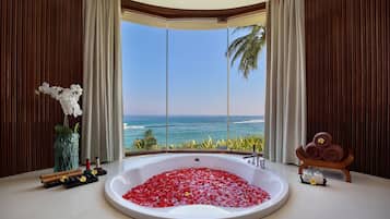 Espace de soins pour les couples, bain Ă  remous, soins corporels