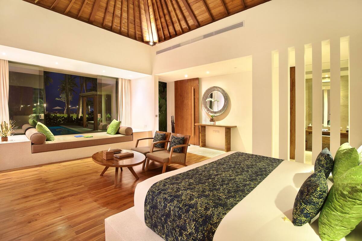 luxury villa, pool view | premium bedding, minibar, in-room safe, desk