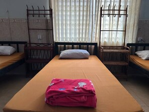 Habitació econòmica, dormitori mixt, vistes al jardí | Roba de llit d'alta qualitat, escriptori, wifi gratuïta i roba de llit 