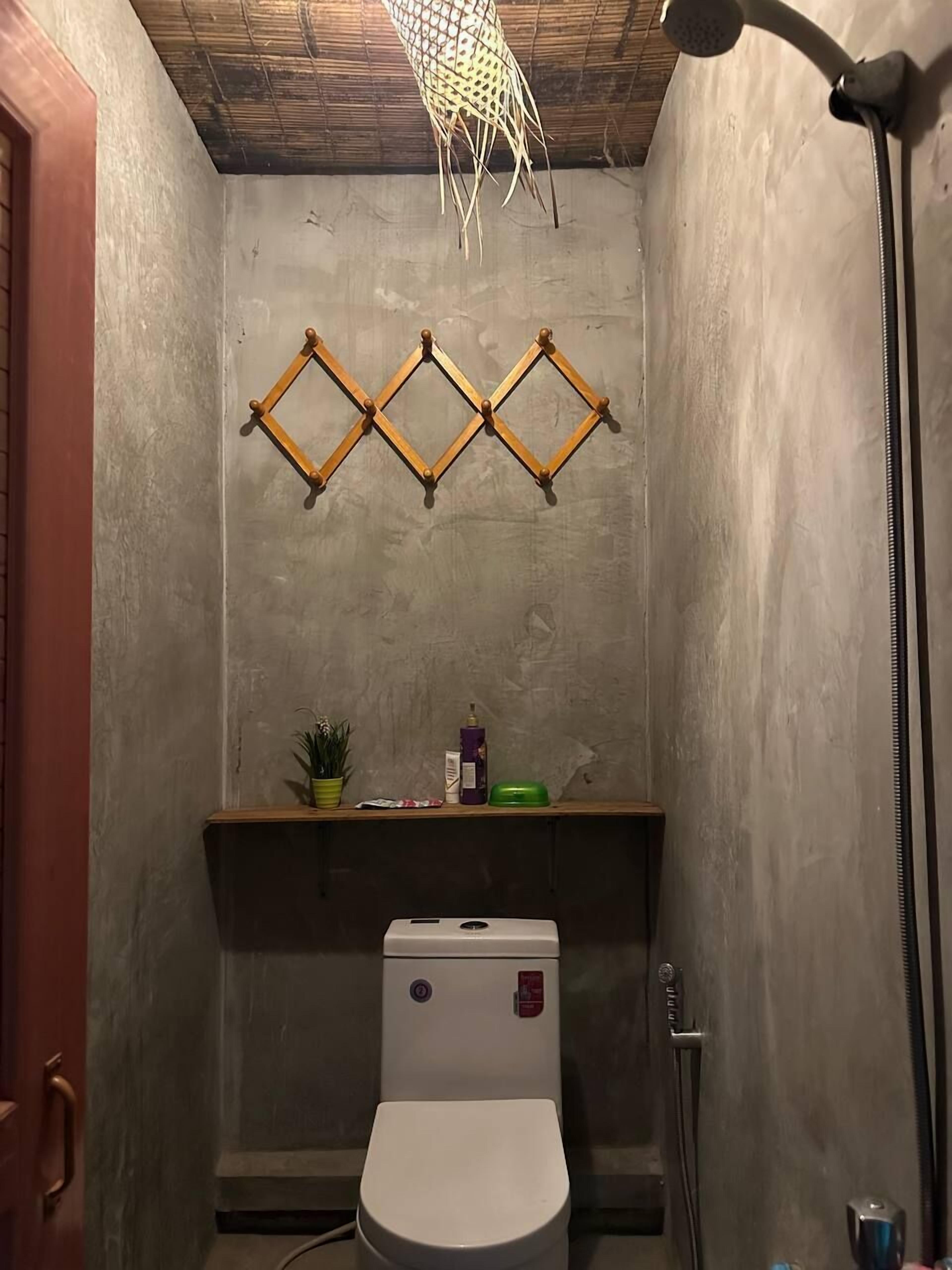 Economy Room, Mixed Dorm, Garden View | Bathroom | Free toiletries, towels