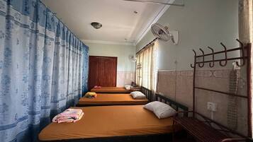 Habitación económica, dormitorio mixto, vistas al jardín | Ropa de cama de alta calidad, escritorio, wifi gratis y ropa de cama