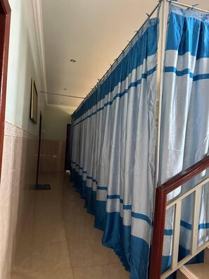 Literie de qualité supérieure, bureau, Wi-Fi gratuit, draps fournis