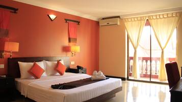 Superior Double Room with Balcony | Bar mini, peti besi dalam bilik, meja, langsir/tirai gelap terus