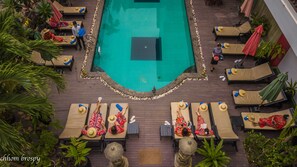 Alberca al aire libre y alberca infinita