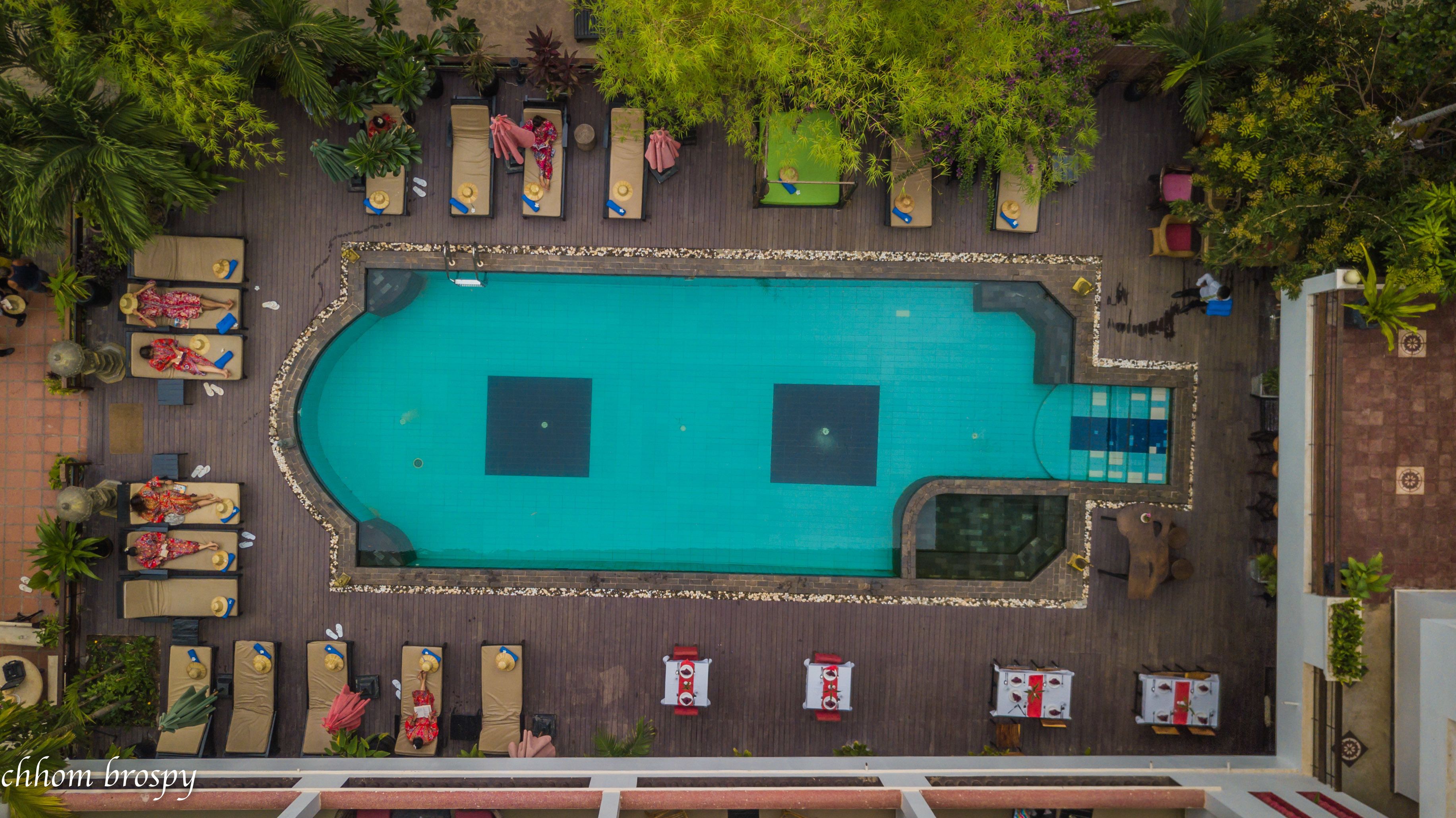Outdoor pool, an infinity pool