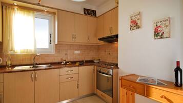 Apartment, 2 Bedrooms | Private kitchen