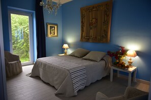 Roupas de cama premium, frigobar, quartos à prova de som